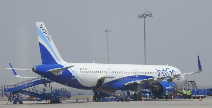 पटना-दिल्ली इंडिगो फ्लाइट में बम की आशंका के बाद यात्री उतरे