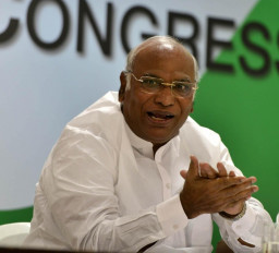 Infighting in Karnataka Congress: Kharge said – it is not right to stake claim on the post of CM