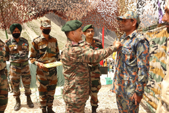 उत्तरी सेना के कमांडर ने अमरनाथ गुफा मंदिर के सुरक्षाकर्मियों से बातचीत की