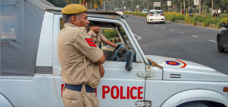 कार से पानी के छींटे पड़ने पर शख्स ने दिल्ली पुलिस को फोन किया