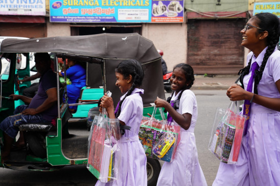 श्रीलंका में ईंधन की कमी के कारण बंद सरकारी व निजी स्कूल फिर से खुले