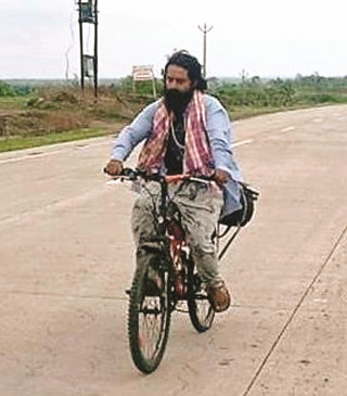 A youth-accessed resort came out on a bicycle for Jyotirlinga Darshan