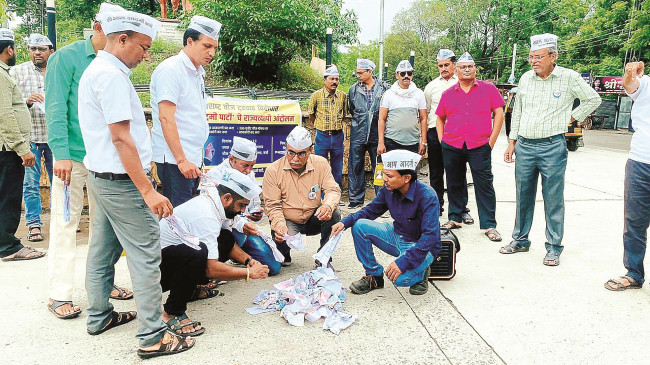 Aam Aadmi Party started candle burning movement