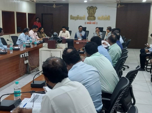 Action will be taken against the electricity workers who do not live in the headquarters