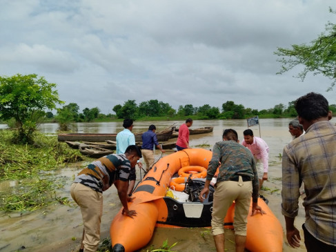 After crossing the river by boat, the patients were sent to the hospital