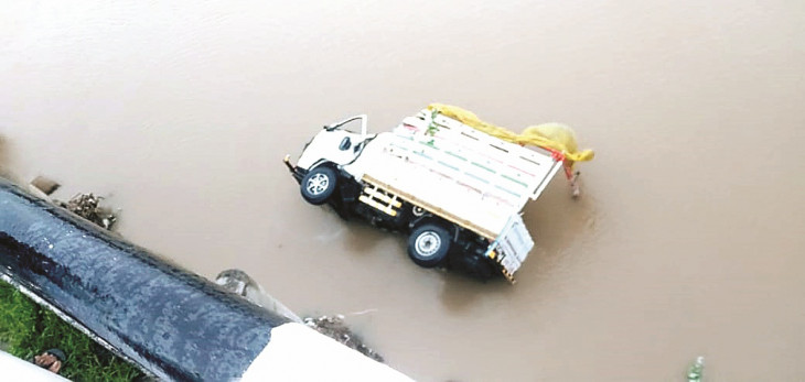 Bolero vehicle fell into the river under the bridge