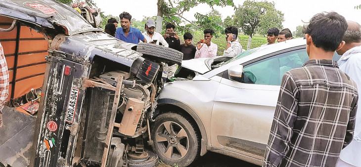 Car collided with auto carrying laborers, 6 injured