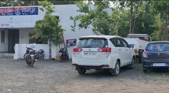 मानपुर नगर परिषद चुनाव से पहले आधी रात दो गड्डी नोट के साथ नागरिकों ने मंत्री मीना सिंह की गाड़ी को पकड़ा