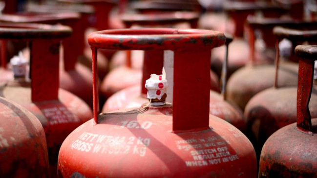 Gas cylinder mourning and demonstration