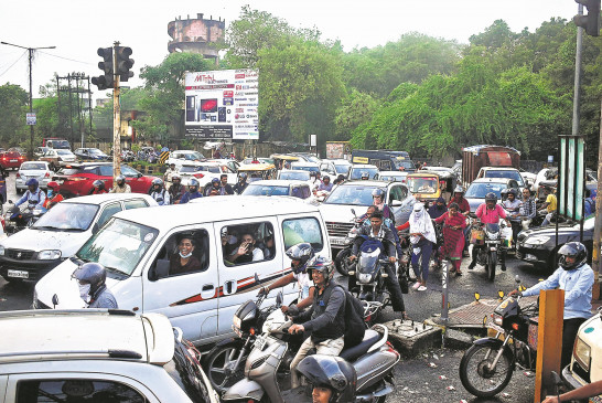 Heavy rain: Long jam on roads due to water logging