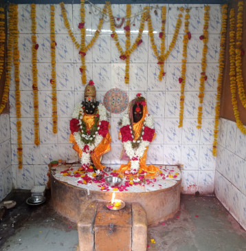 Lord Vitthal Rukminis temple decorated with flowers, devotees thronged Lord Vitthal Rukminis temple decorated with flowers, devotees thronged