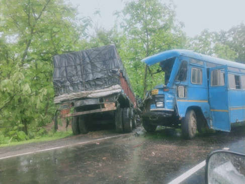 Many passengers injured in bus-truck collision near Keslaghat