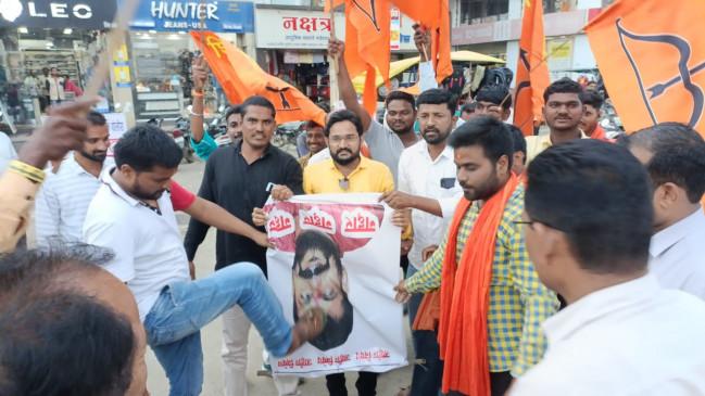 MP Hemant Patil joins Shinde faction, angry Thackeray supporters burn effigy - shouted slogans