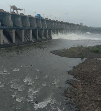 Nine doors of Poorna Dam and seven doors of Varud Bagaji opened Nine doors of Poorna Dam and seven doors of Varud Bagaji opened