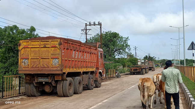 Overload trucks coming out of Surajgarh mine, in the name of action