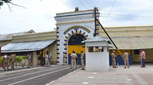 Police could not find any clue of the prisoners who escaped from jail