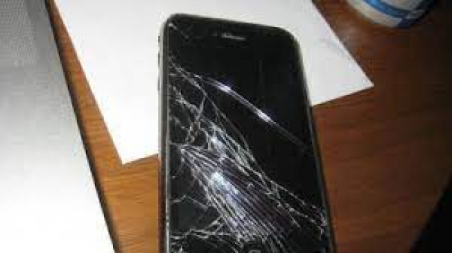 Policeman broke womans mobile and created ruckus in police station, case registered
