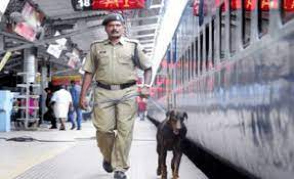 Railway police personnel saved the passenger from the accident