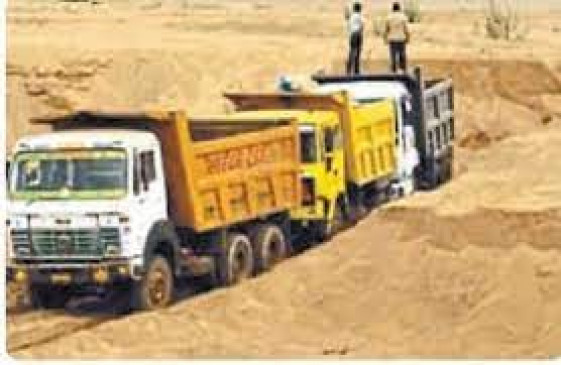 Sand smugglers scuffle with Naib Tehsildar