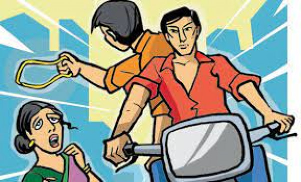 Terror of chain snatchers in the city, bike riders pulled the womans chain
