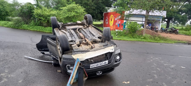 The car overturned on the road after jumping off the rotary, 1 killed, three injured