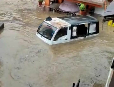 Two hours of torrential rain: Water filled up to four feet in houses in Saunsar