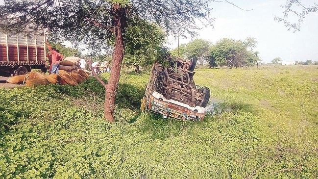 Vehicle carrying turmeric overturned due to tire burst