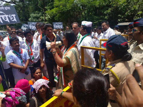 Will not allow Smriti Irani to roam the streets till she apologizes to Sonia Gandhi: Sawvalakhe