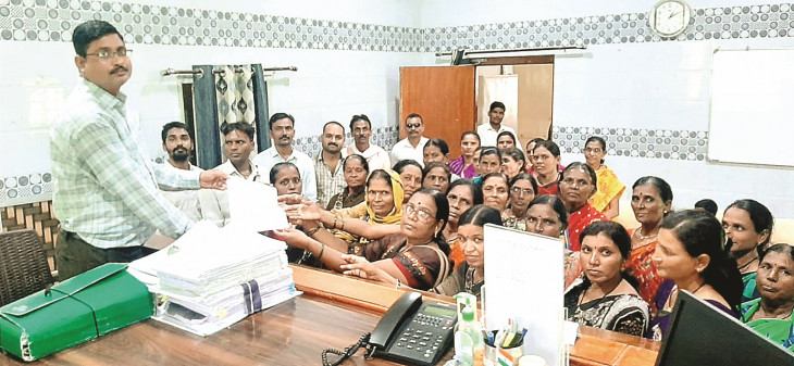 Women opened front to repair the road
