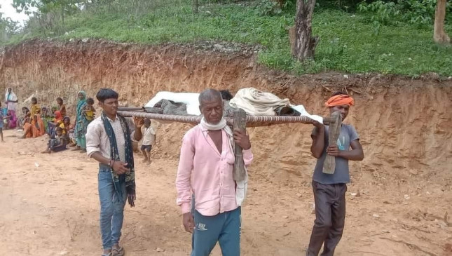 The relatives took the dead body to the cot for post-mortem in Singrauli, MP