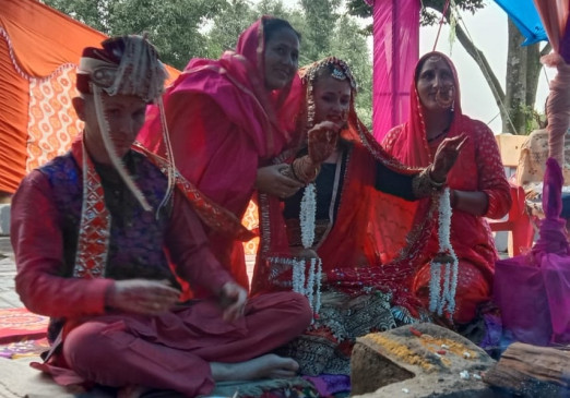 रूस मूल के शख्स ने यूक्रेन की प्रेमिका से की शादी, भारत में जोड़ा '7 जन्मों का रिश्ता'
