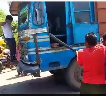 15 feet long python seen in truck going from Madhya Pradesh to UP