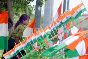 Tricolor every hand: 25 lakh tricolors are being distributed in the capital Delhi