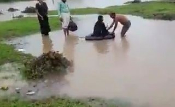 Pregnant woman was made to cross the river on a rubber tube in MP