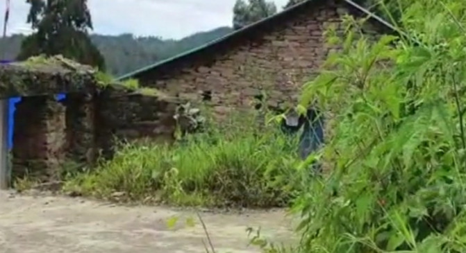 Villagers in panic due to landslide in Kal village, many families in danger