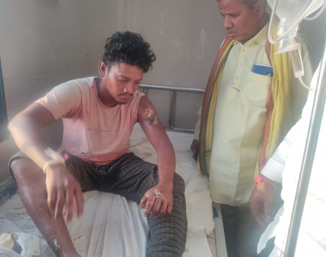 A tribal youth who went fishing was fired with a hot bar A tribal youth who went fishing was fired with a hot bar