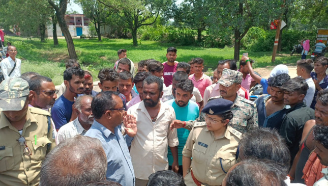 Angry relatives jammed the road,child dies due to electrocution