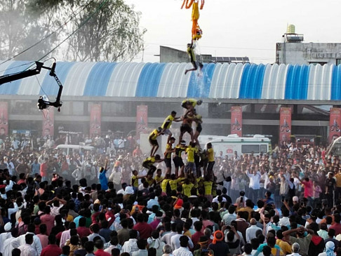 Crowd of youth gathered to catch glimpse of film actors Shakti Kapoor and Shreyash Talpade Crowd of youth gathered to catch glimpse of film actors Shakti Kapoor and Shreyash Talpade