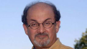 Famous writer Salman Rushdie was attacked in New York, the attackers stabbed him and injured him