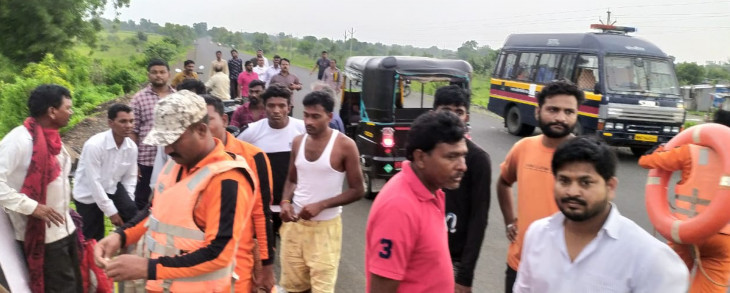 Female laborers washed away in the flood in the drain Female laborers washed away in the flood in the drain