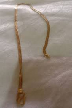Gold chain blown from the neck of two visitors in the temple Gold chain blown from the neck of two visitors in the temple