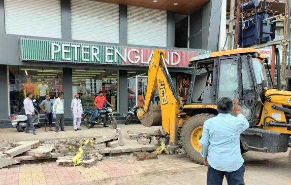 Hammer of encroachment on private complex in Daryapur Hammer of encroachment on private complex in Daryapur