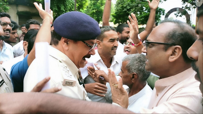 If the SDM did not reach, the MLA tore and threw the memorandum, slogans of Murdabad against the SDM