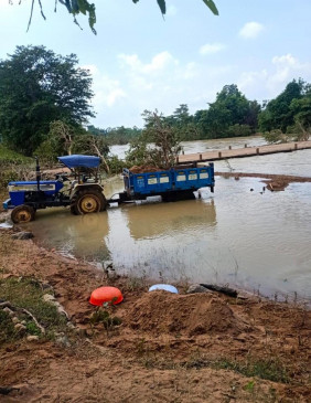 Illegal mining and transportation of sand happening indiscriminately even in the rain Illegal mining and transportation of sand happening indiscriminately even in the rain