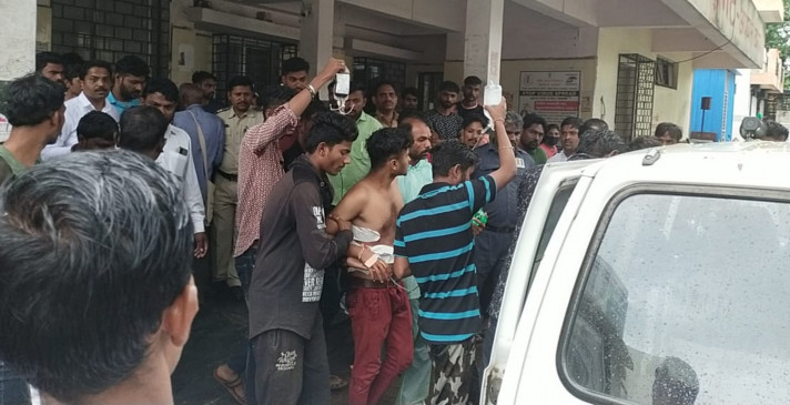 Knife stabbed the teenagers back for three hours, two accused arrested Knife stabbed the teenagers back for three hours, two accused arrested