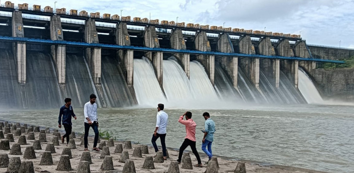 Reservoir full: Nine gates of Upper Wardha reservoir open Reservoir full: Nine gates of Upper Wardha reservoir open