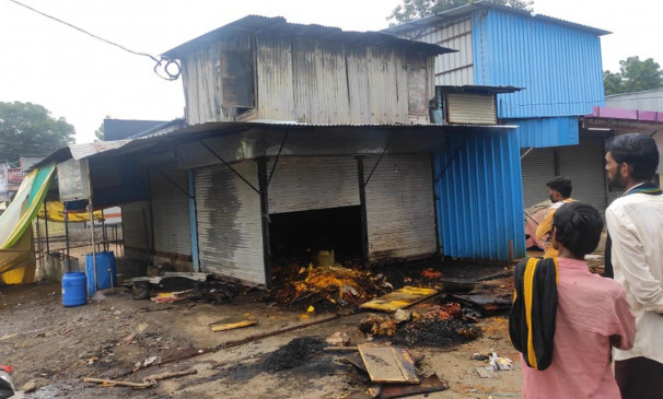 Spice shop burnt down, loss of lakhs Spice shop burnt down, loss of lakhs