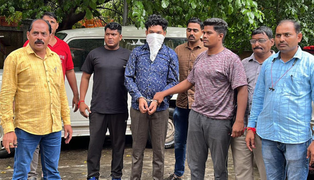 The accused was showing the gun, the police officer opened fire on the car The accused was showing the gun, the police officer opened fire on the car