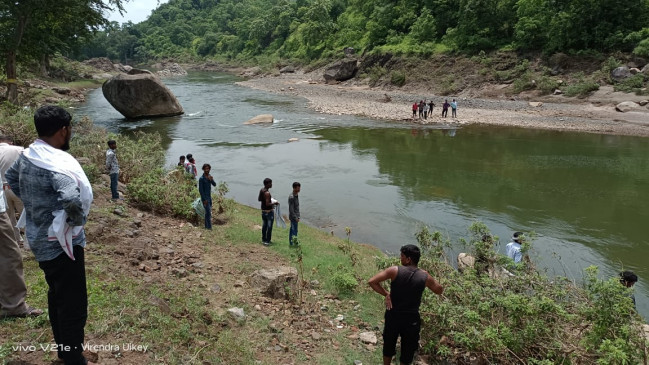 सालबर्डी की नदी में बहे पांढुर्ना के दो युवकों के 20 घंटे बाद मिले शव सालबर्डी की नदी में बहे पांढुर्ना के दो युवकों के 20 घंटे बाद मिले शव