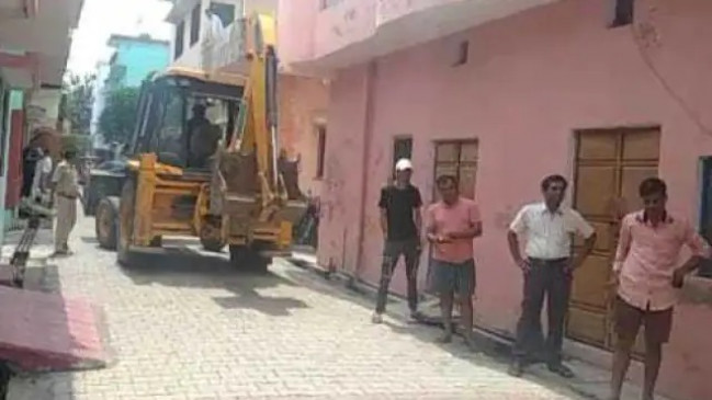 UP Police arrived with a bulldozer to give entry to the woman in her  in-laws' house | यूपी में महिला को ससुराल में एंट्री दिलाने बुलडोजर लेकर  पहुंची पुलिस, जानें पूरा मामला -